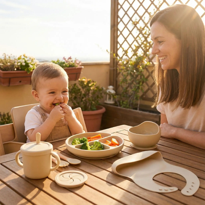 Vaisselle bebe maman regarde son enfant