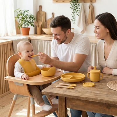 Vaisselle bebe papa aide son enfant a manger