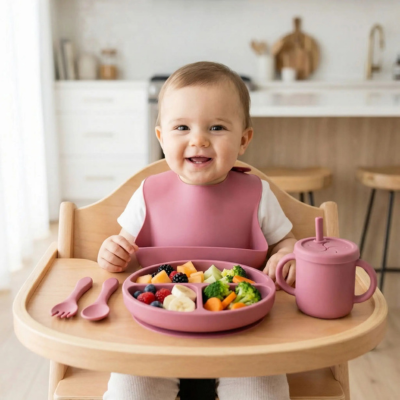 Vaisselle pour bebe enfant souriant qui mange
