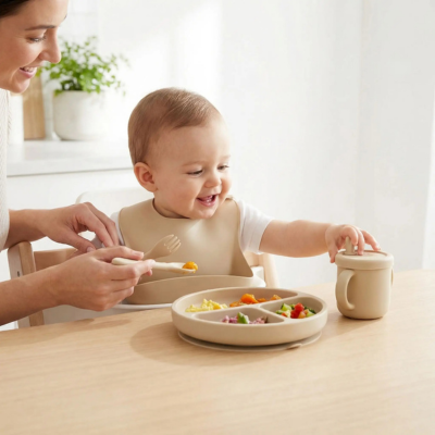 Vaisselle pour bebe maman aide son enfant