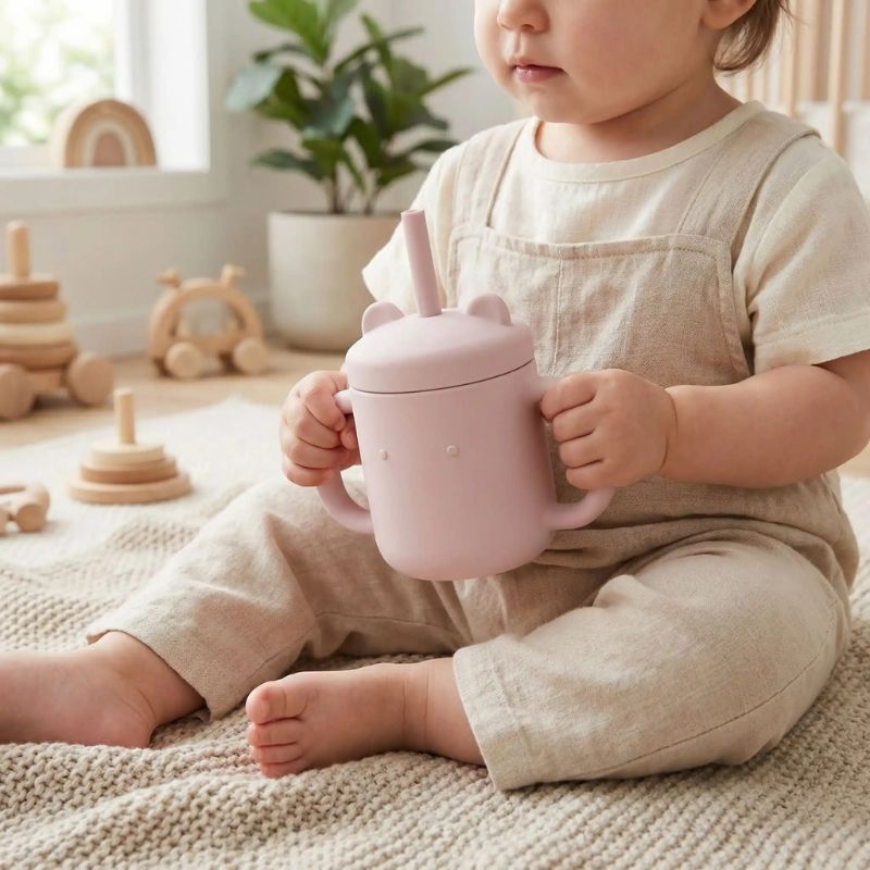 Verre bebe  Premier apprentissage enfant assise sur le tapis
