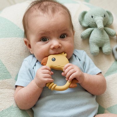 Anneau de dentition bébé a deux main mordre dans son jouet