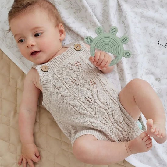 Anneau de dentition bebe allonger sur lit