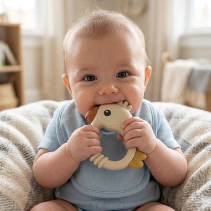 Anneau de dentition bébé dans canape mordille son jouet