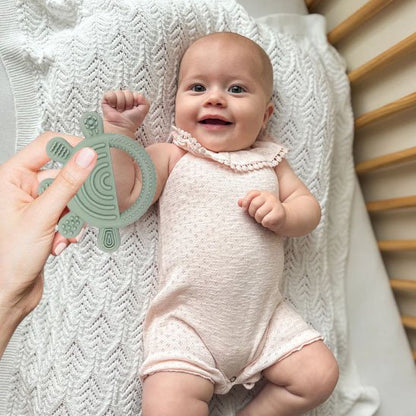 Anneau de dentition bebe dans son berceau