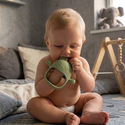 anneau de dentition bébé dans sa bouche dans sa chambre