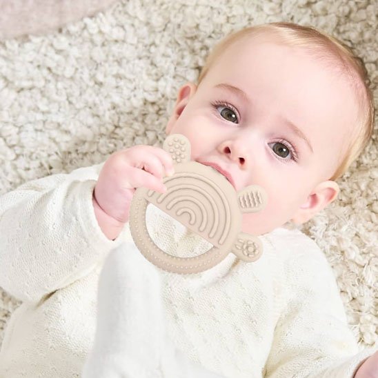Anneau de dentition bebe met dans bouche 