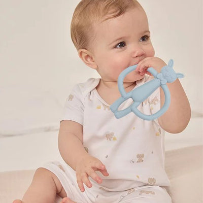 Anneau de dentition dans bouche bebe