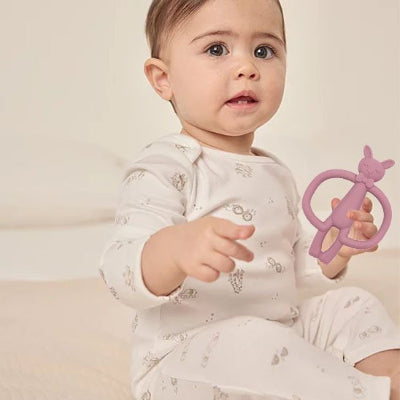 Anneau de dentition dans main bebe