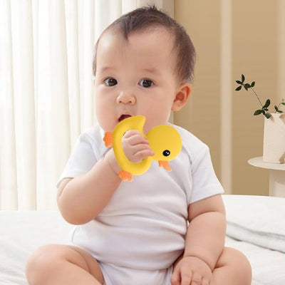 Anneau de dentition jaune dans bouche maman