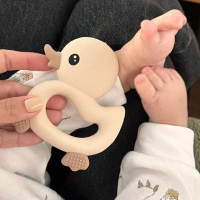 Anneau de dentition maman donne a son bebe