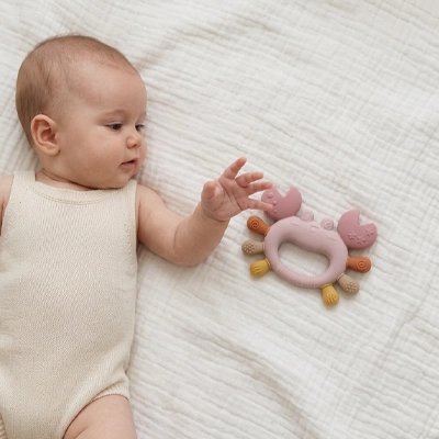 Anneau de dentition poser a coter de bebe
