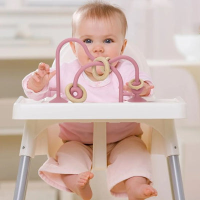 Anneau de dentition bois rose bebe assis devant