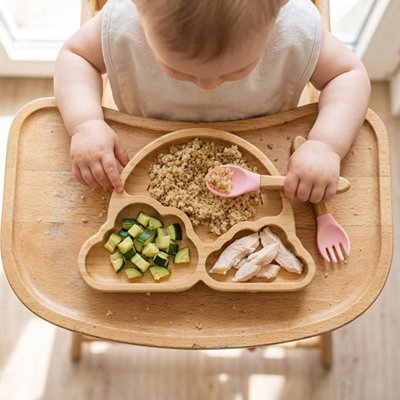 Assiette bebe compartimentée avec enfant qui mange