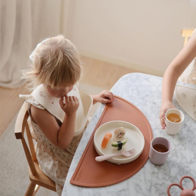 assiette bebe enfant a table