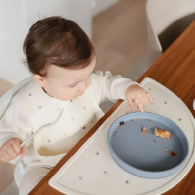 assiette bebe enfant devant son repas