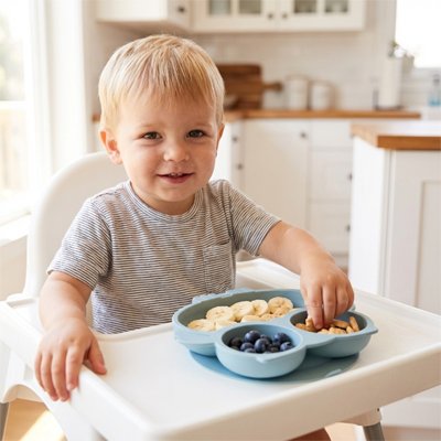 Assiette bebe ventouse bleu bebe mange ses fruits frais