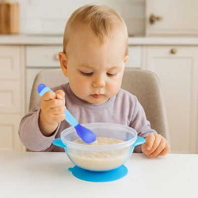 Assiette bebe ventouse enfant assit sur chaise