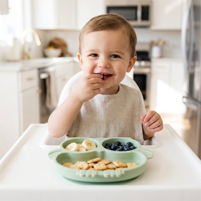 Assiette bebe ventouse enfant assit et mange