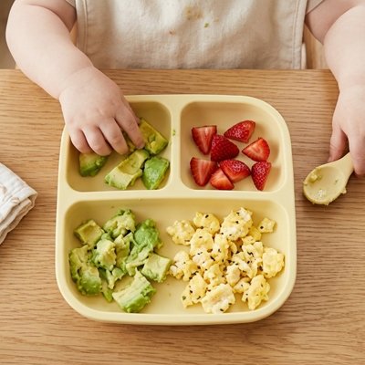 Assiette bébé ventouse enfant devant son plat
