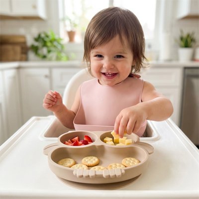 Assiette bebe ventouse petite fille qui sourit