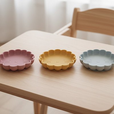 Assiette bébé ventouse poser sur table