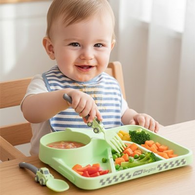 Assiette bebe vert enfant mange
