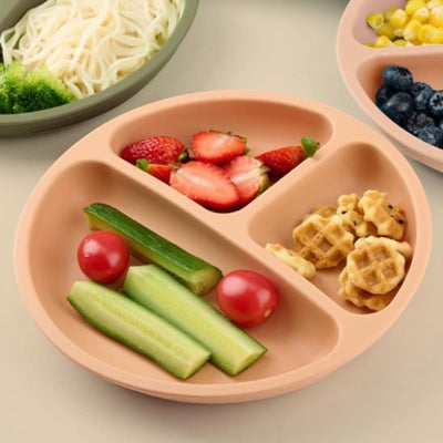 Assiette pour bebe poser sur table