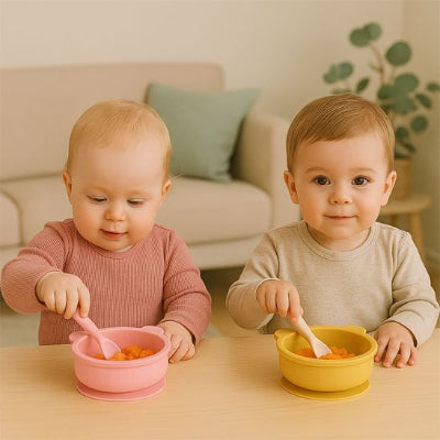 Assiette pour bebe qui mange a table