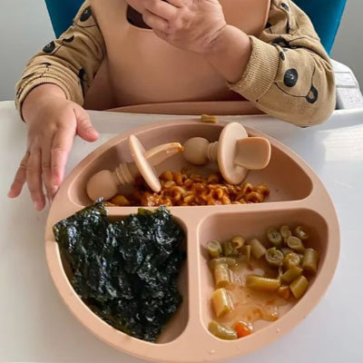Assiette pour bebe qui mange ses legumes