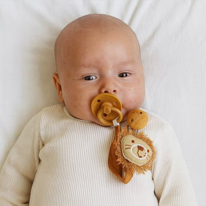 Attache tetine accocher a son pyjama bebe allonger
