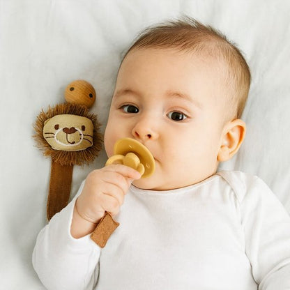 Attache tetine  pincé sur le bebe tricot 
