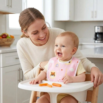 bavoir bebe enfant sereine avec son bebe qui mange