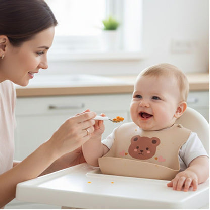 bavoir bebe maman aide son enfant a manger.