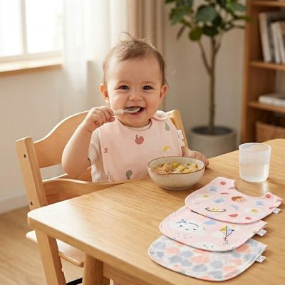 Bavoir bébé poser coter de bol manger
