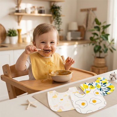 enfant qui mange proteger avec son Bavoir bébé