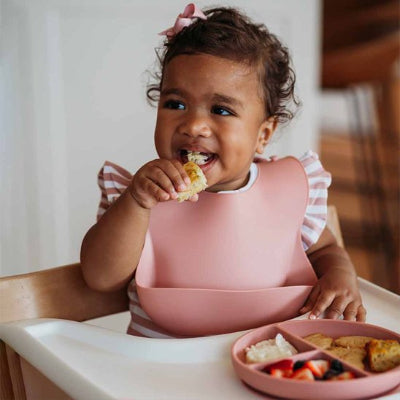 Bavoir bébé qui mange gateau