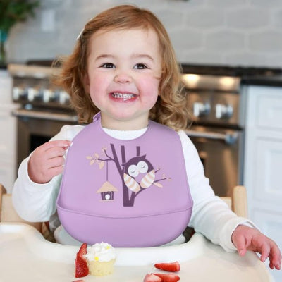 Bavoir bébé  qui rit et mange ses fraise