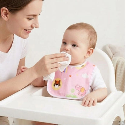 bavoir bebe enfant porte son bavoir assise a chaise