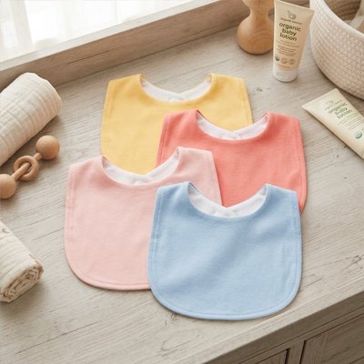 Bavoir bébé sur commode chambre bebe