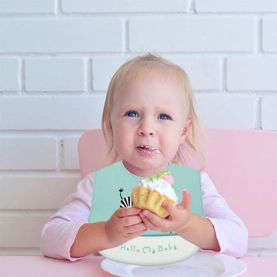 Bavoir pour bebe attrape bavouille petite fille mange