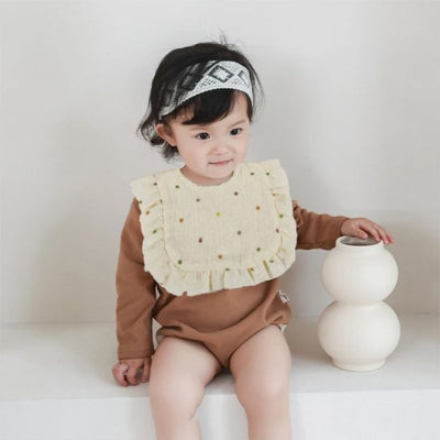 bavoir pour bebe style chic enfant sur banc