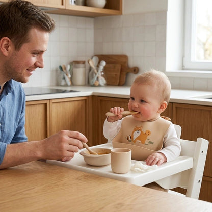Bavoir silicone jaune sur son fils qui mange