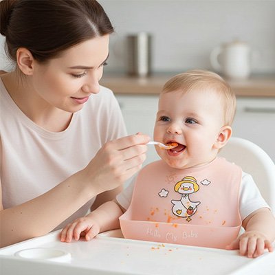 Bavoir silicone lavable maman donne a manger bebe