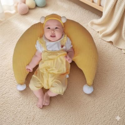 bebe allonger sur coussin allaitement jaune