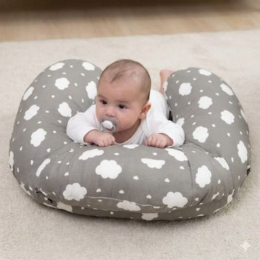 bebe confortablement allonger sur Coussin allaitement