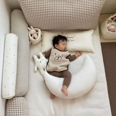 bebe dort dans son lit et Coussin allaitement 