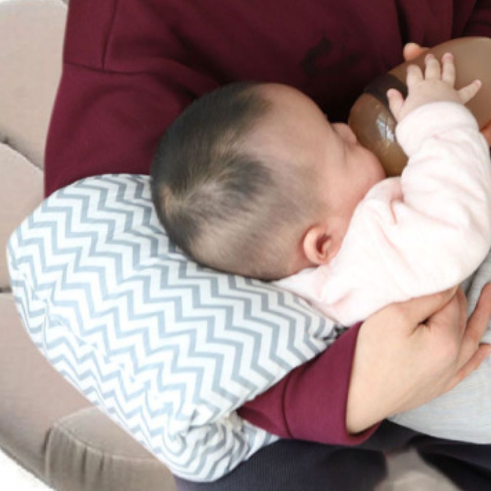 bebe  a sa tete reposer sur Coussin allaitement boit son biberon