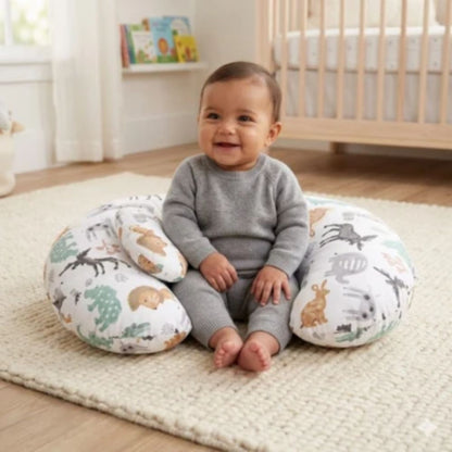 bébé assis dans son Coussin d'Allaitement