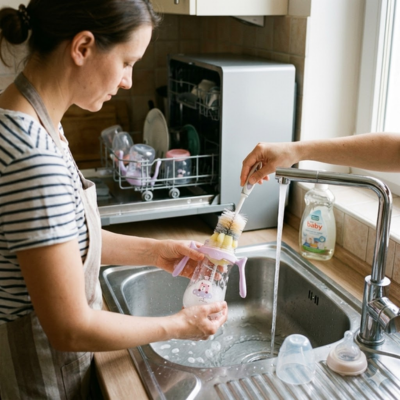 maman lave a eau le biberon 